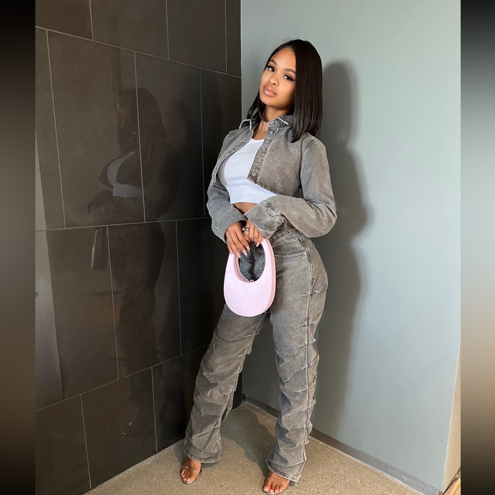 Washed Grey Denim Cropped Shirt
Washed Grey Ruched Straight Leg Denim Jeans
